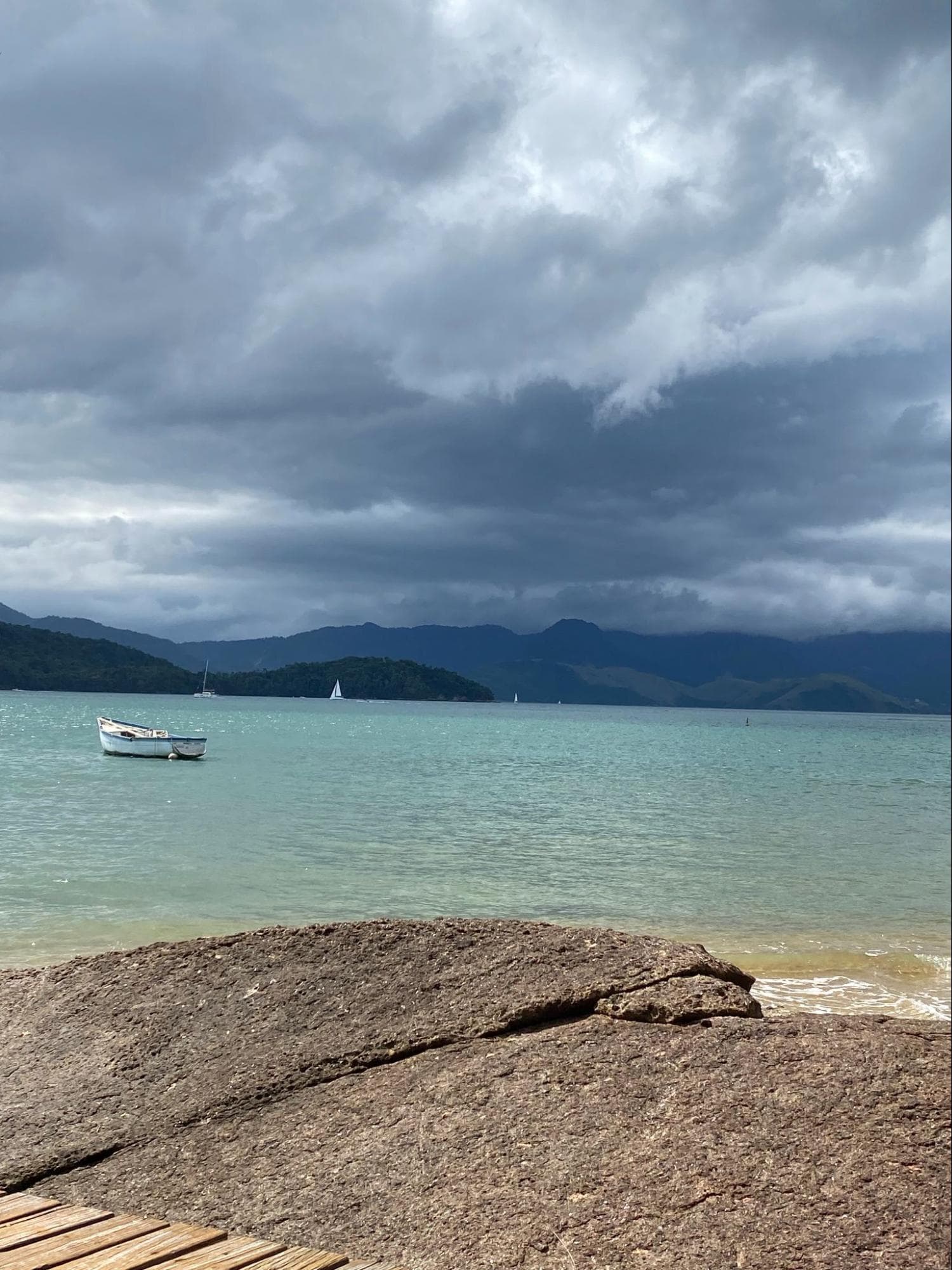 Emerald-green ocean in Angra dos Reis, RJ